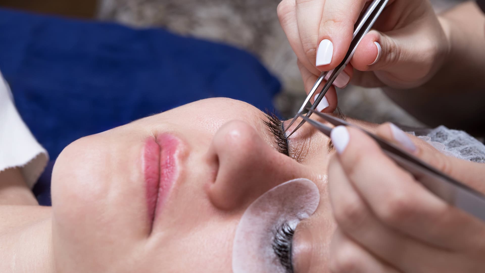 Wimpernverlängerung Applikation mit Pinzetten