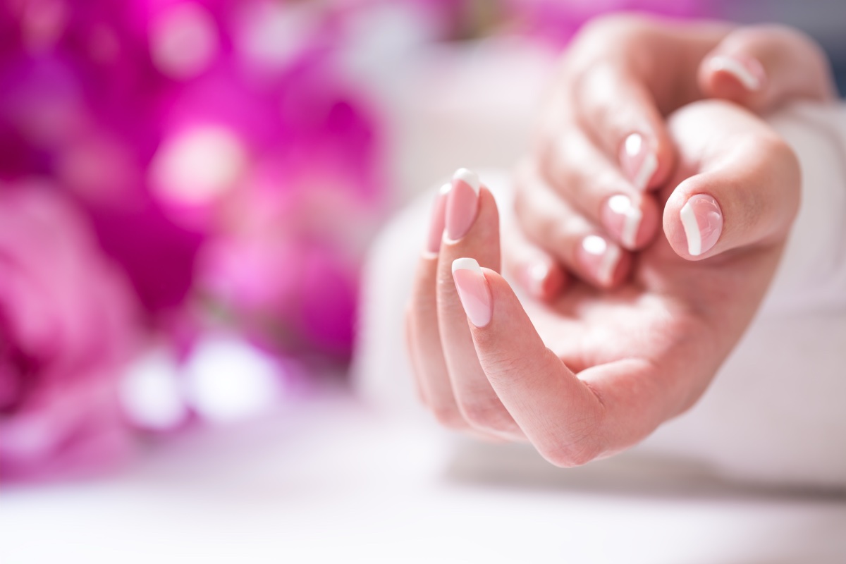 Gepflegte French Manicure Nägel - Nageldesignerin gesucht bei Lira Kosmetik