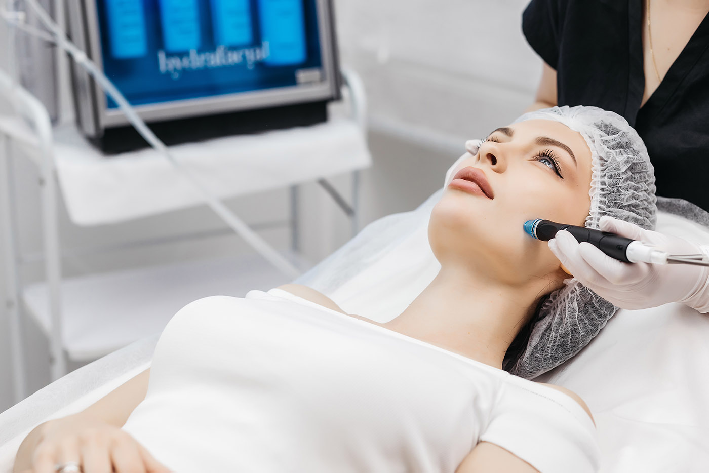 Aquafacial Behandlung bei Lira Kosmetik - Vergleich mit Microneedling